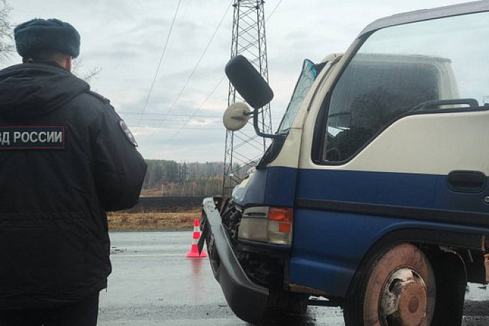 В аварии на трассе Р-354 в Свердловской области погиб водитель грузовика