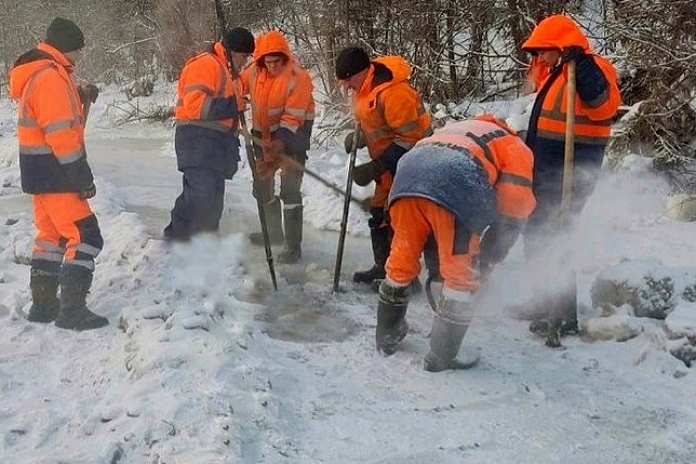 Федеральные дорожники борются с образованием наледи на трассе А-331 Вилюй в Иркутской области