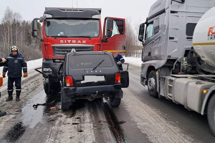 Водитель «Нивы» погиб в аварии с грузовиком на трассе М-5 Урал в Челябинской области