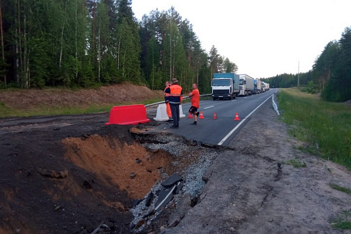 Восстановлено движение по двум полосам трассы М-8 Холмогоры в Архангельской области