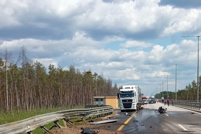 Частично восстановлено движение по трассе М-11 Нева в Новгородской области на месте ДТП