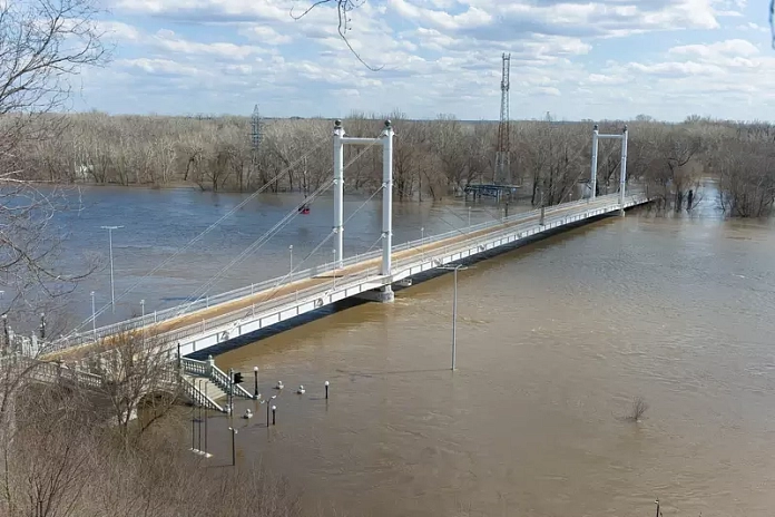 В Оренбуржье от воды освободились два моста