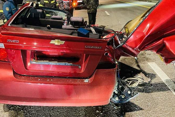 Пассажирка иномарки погибла в аварии с фурой на трассе М-4 Дон в Воронежской области