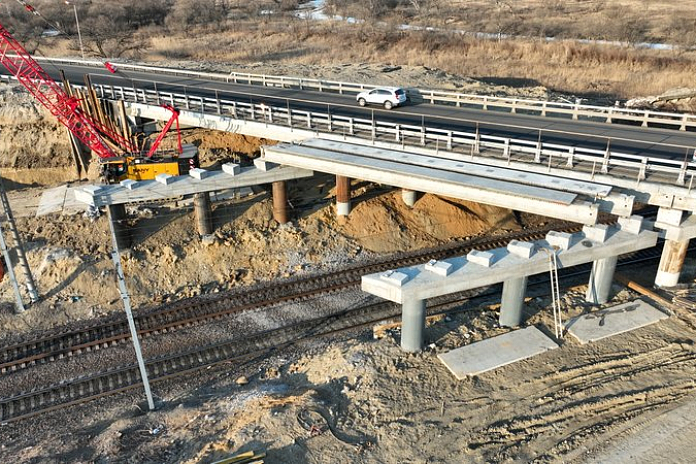 На путепроводе в районе Кипарисово в Приморье приступили к устройству пролетов