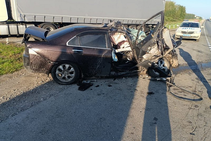 Молодой мужчина погиб в аварии с иномаркой и грузовиком в Новосибирской области