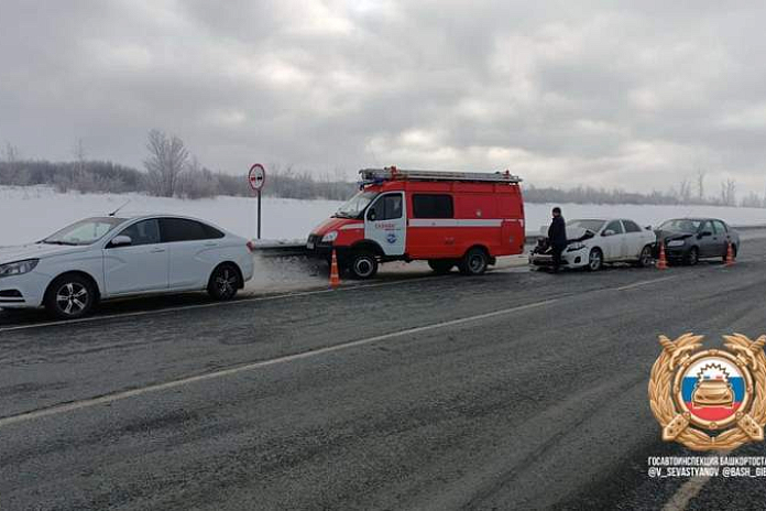 На километровом участке трассы в Башкирии за утро 10 машин попали в пять ДТП