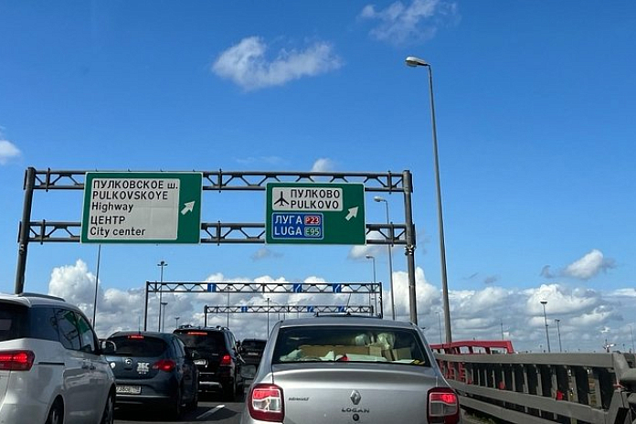 На развязке к аэропорту в Петербурге устроена насыпь между Пулковским шоссе и трассой М-11