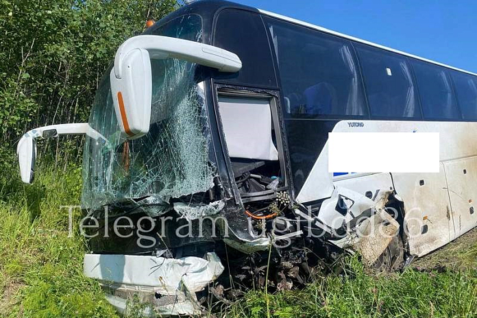 Водитель легковушки погиб в ДТП с автобусом в Югре