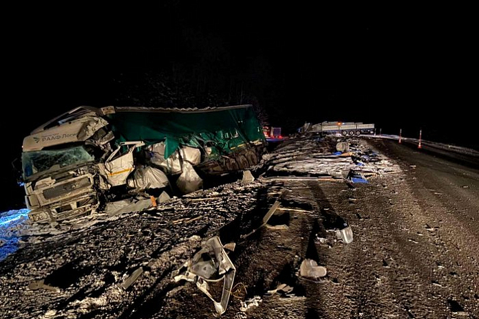 Четыре фуры попали в аварию на трассе Р-404 в Тюменской области