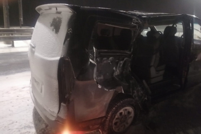Многоместный автомобиль попал в аварию на трассе М-4 Дон в Воронежской области