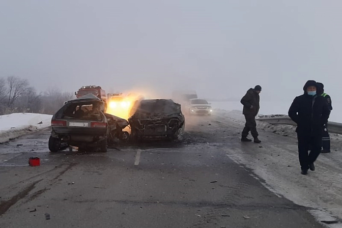 В ДТП с кроссовером, легковушкой и автобусом в Алтайском крае погиб человек