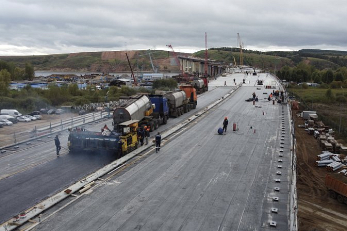 На мосту через Каму на обходе Нижнекамска и Набережных Челнов началось устройство покрытия