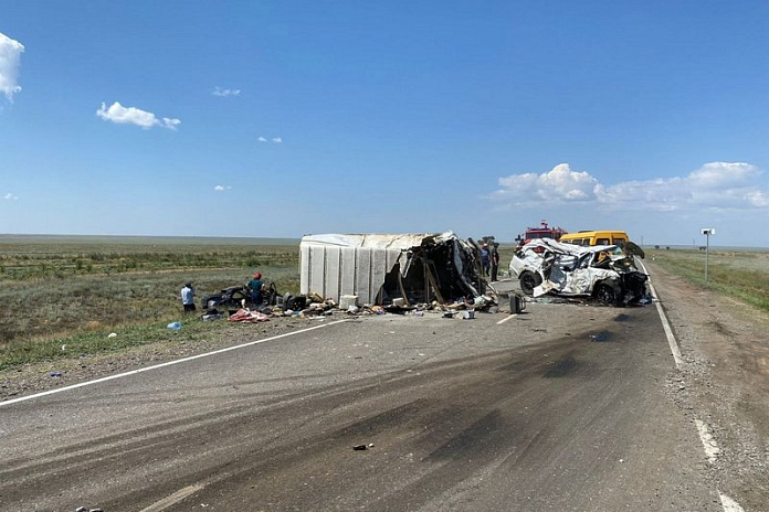 Три человека погибли в аварии на трассе Р-216 в Калмыкии