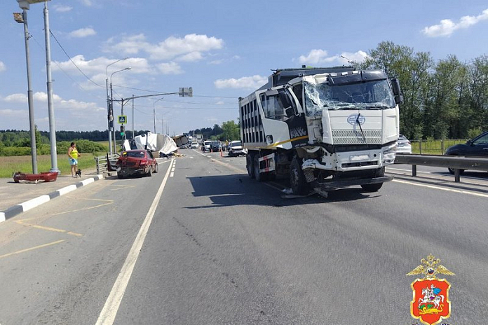 Семь автомобилей попали в аварию на трассе М-8 Холмогоры в Подмосковье