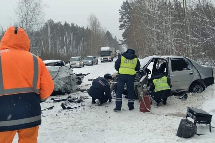 Три человека погибли в утреннем ДТП в Алтайском крае