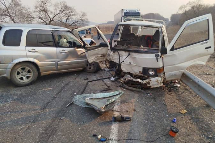 В аварии с двумя иномарками на трассе А-370 Уссури в Приморье пострадали пять человек
