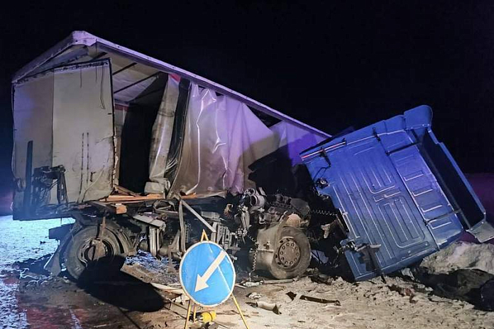 Два человека погибли в массовом ДТП на трассе Р-404 в Тюменской области