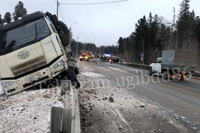 Водитель и пассажир легковушки погибли в ДТП с грузовиком на трассе Р-404 в ХМАО