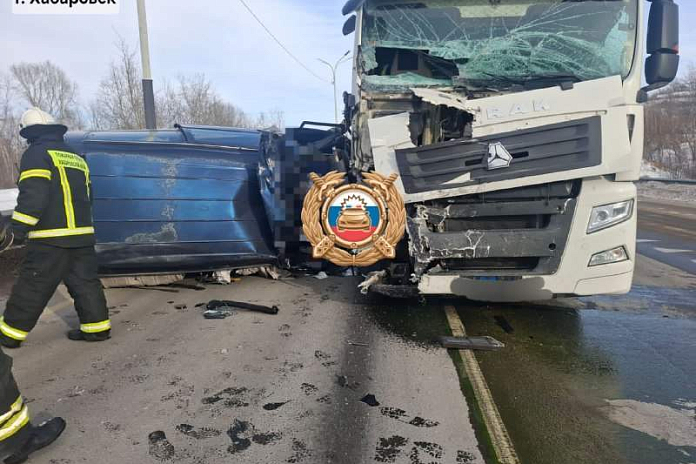 В аварии с микроавтобусом и грузовиком в Хабаровске погибли два человека