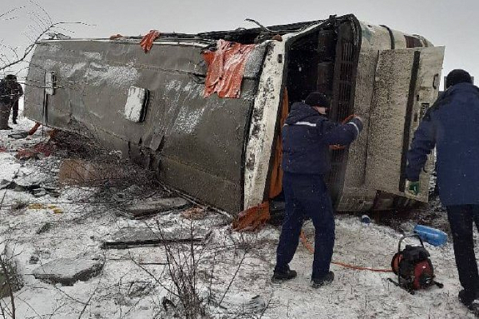 В Ингушетии на трассе Р-217 Кавказ перевернулся автобус: один человек погиб, еще 14 пострадали