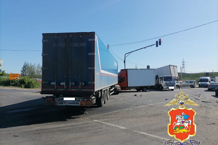 КАМАЗ на Старосимферопольском шоссе в Подмосковье врезался в пять машин