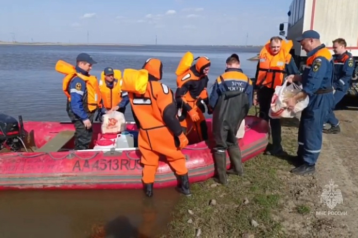 МЧС России продолжает ликвидировать последствия паводка в Оренбургской, Курганской и Тюменской областях