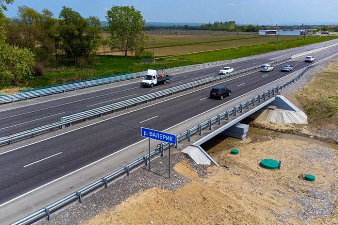 На трассе Р-217 Кавказ открыли рабочее движение по мосту через реку Валерик в Чечне