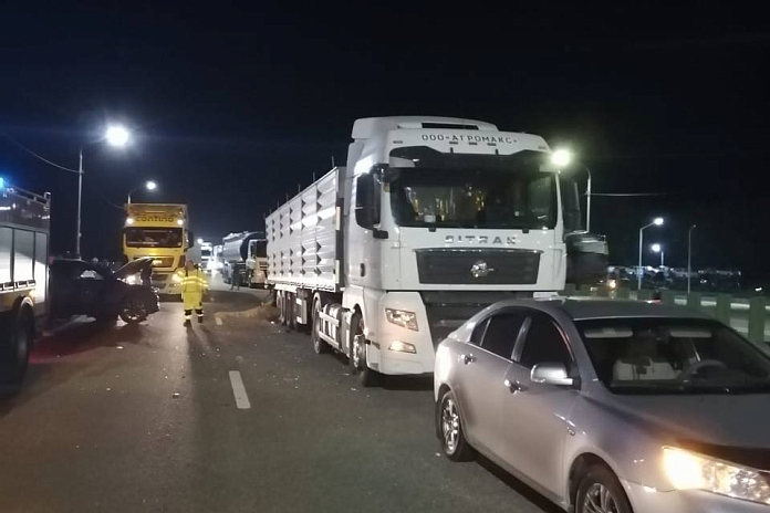 Водитель иномарки погиб в аварии с грузовиком на трассе М-4 Дон на Кубани