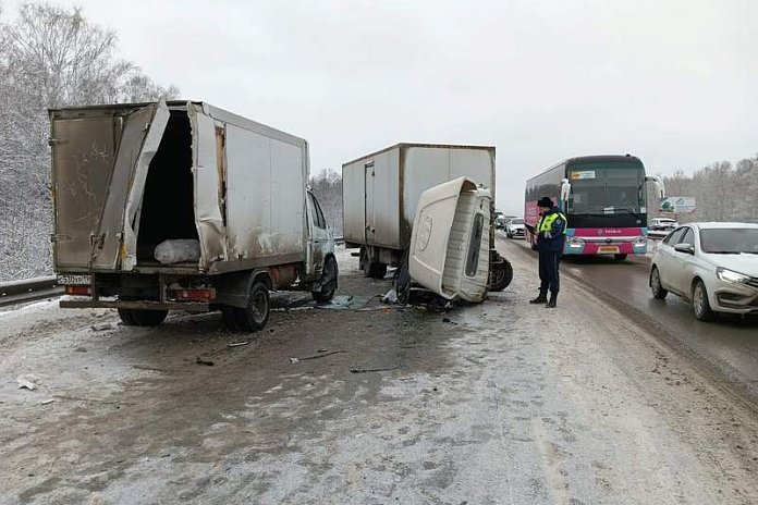Госавтоинспекция Свердловской области выясняет обстоятельства аварии на трассе Р-351