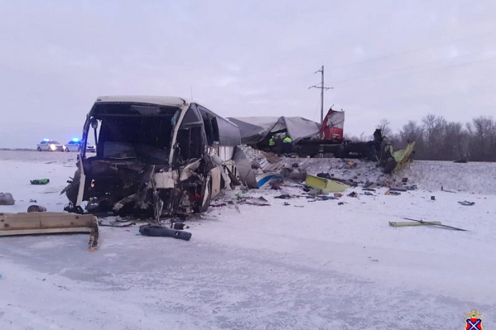 Девять человек пострадали в ДТП с автобусом и двумя грузовиками в Волгоградской области