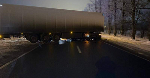 Грузовик после ДТП частично перекрыл трассу Р-21 Кола в Ленобласти