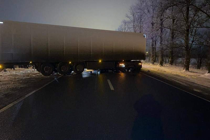 Грузовик после ДТП частично перекрыл трассу Р-21 Кола в Ленобласти
