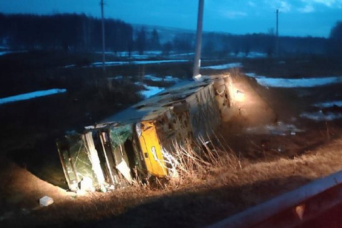 Два человека погибли, десять пострадали в ночном ДТП с автобусом в Самарской области