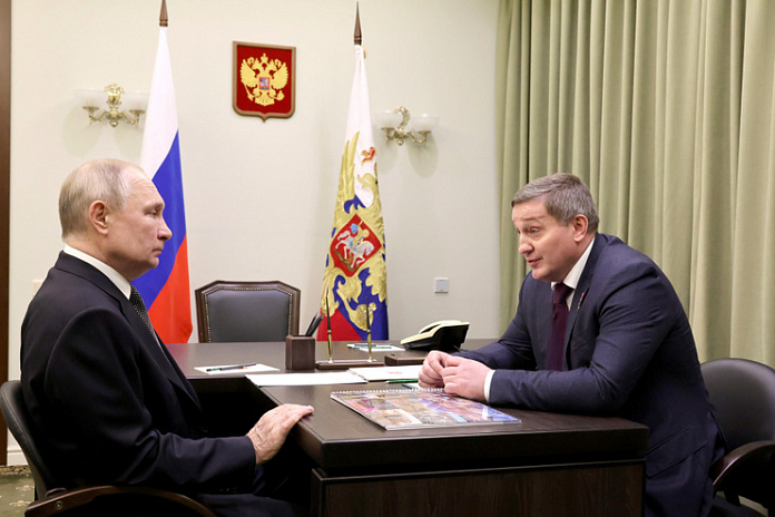 Владимир Путин призвал главу Волгоградской области уделить особое внимание дорогам 
