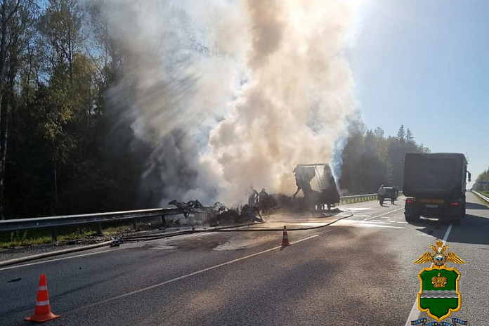 Три человека погибли в аварии с возгоранием на трассе А-130 в Калужской области