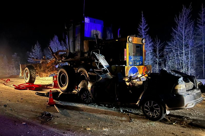 Автогрейдер и ВАЗ попали в ДТП на Ямале: трое погибли