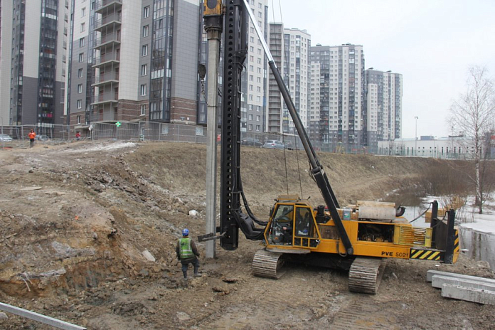 На Русановской улице в Петербурге устраивают сваи для моста через Утку