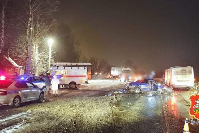 Три человека погибли в ДТП с автобусом и легковушкой в Подмосковье