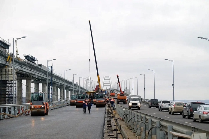 Завершено асфальтирование новых пролетов Крымского моста