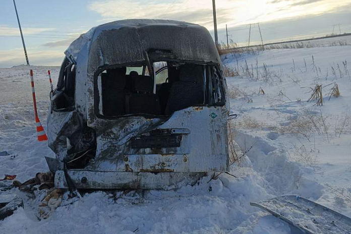 Четыре человека пострадали в аварии с микроавтобусом на трассе Р-402 в Тюменской области