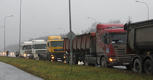 На боковых проездах трассы М-1 Беларусь в Подмосковье ограничат движение грузовиков