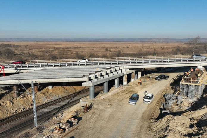 На путепроводе у Кипарисово в Приморье смонтировали пролет над Транссибом