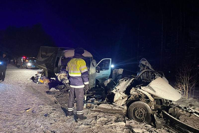 Пять человек погибли в ночном ДТП в Свердловской области