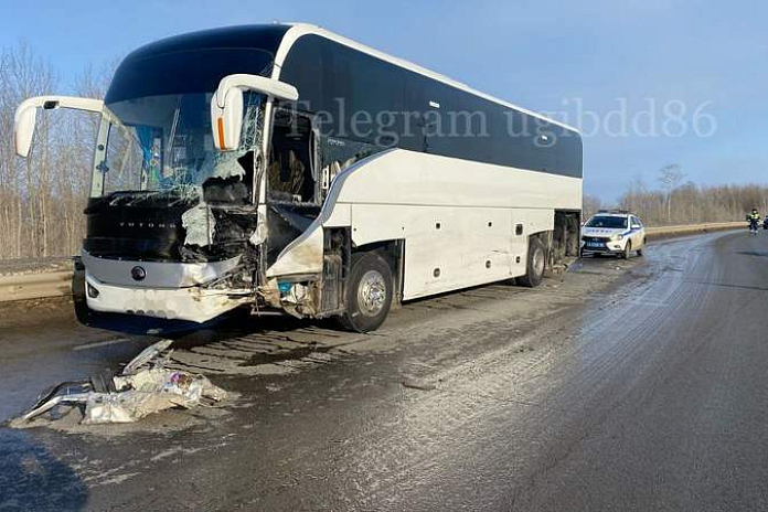 Водитель УАЗа погиб в аварии с автобусом на трассе Р-404 в Югре
