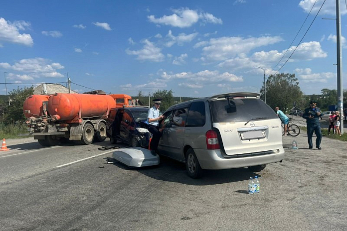 Уснувший водитель спровоцировал ДТП в Первоуральске: два человека погибли, девять пострадали