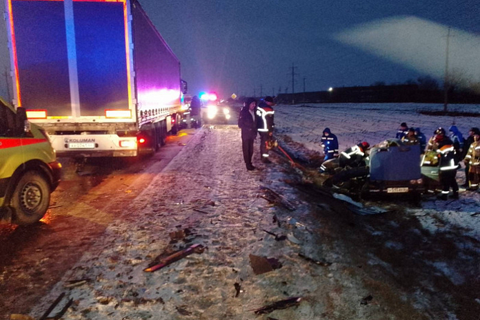 Ребенок и трое взрослых погибли в ДТП с легковушкой и фурой в Энгельсе