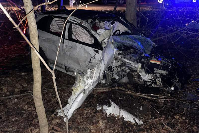 На Кубани автомобиль Porsche Cayenne съехал с трассы и врезался в дерево: двое погибли
