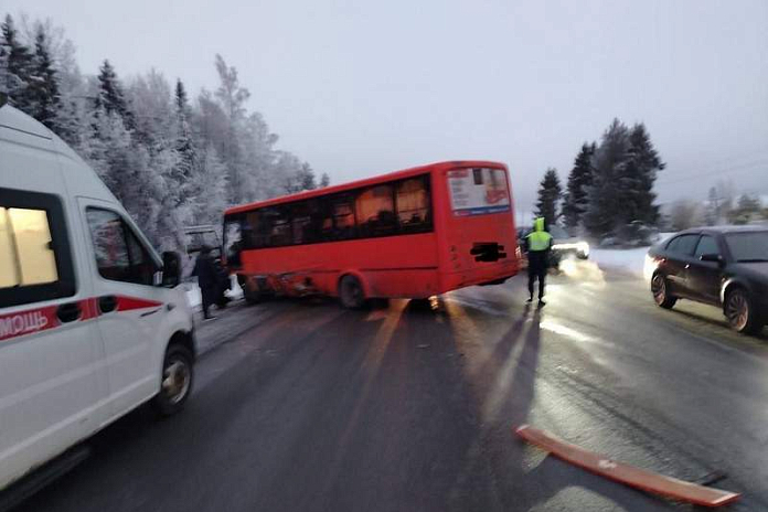 Водитель легковушки погиб в ДТП с автобусом в Кирове