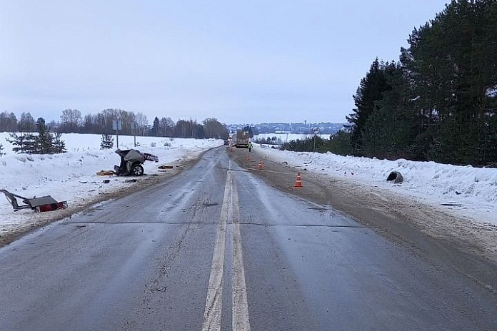 Двое из-за легковушки погибли в ДТП в Кировской области