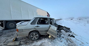 Водитель ВАЗа погиб в аварии с грузовиком на трассе Р-255 в Красноярском крае